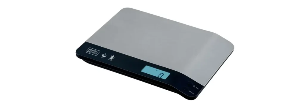 Balança BLACK+DECKER BC500 com acabamento em inox e visor digital. Imagem de divulgação da fabricante.