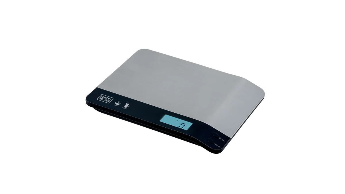 Balança BLACK+DECKER BC500 com superfície em inox e visor digital, em imagem de divulgação da fabricante.